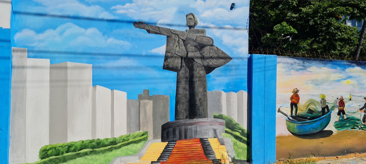 Tượng đài Mẹ Dũng sĩ Thanh Khê (Mẹ Nhu) sừng sững, uy nghi đứng giữa con đường trung tâm dẫn vào thành phố, tôn vinh sự hy sinh anh dũng của Mẹ gắn liền với chiến công hiển hách của 7 Dũng sĩ Thanh Khê...được tái hiện qua đường tranh bích họa.