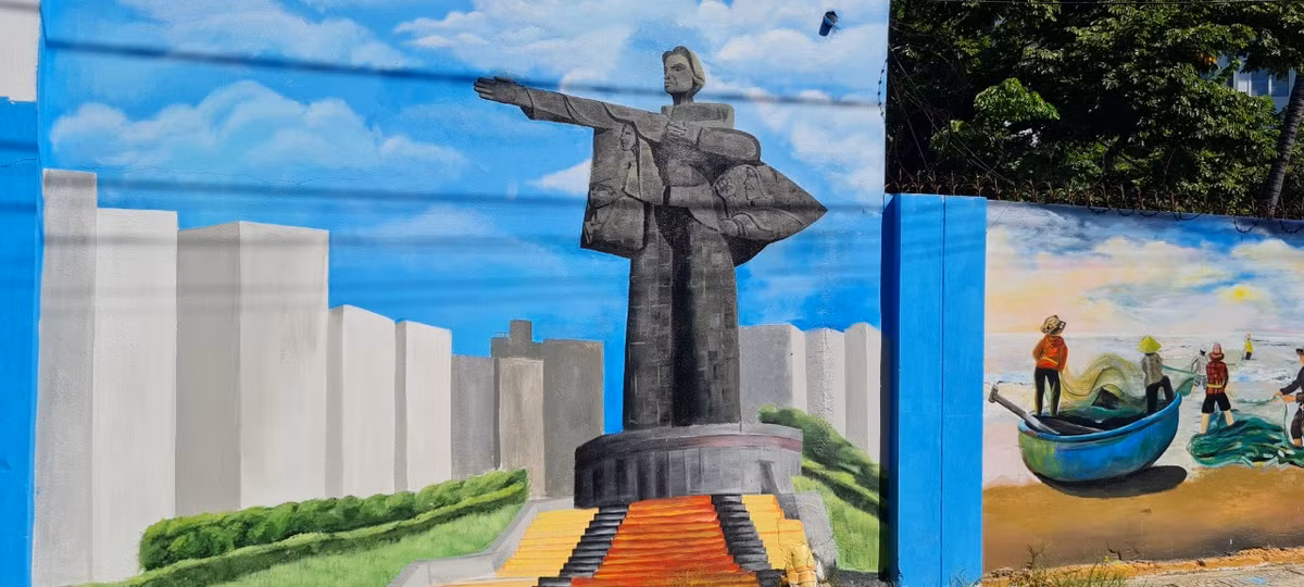 Tượng đài Mẹ Dũng sĩ Thanh Khê (Mẹ Nhu) sừng sững, uy nghi đứng giữa con đường trung tâm dẫn vào thành phố, tôn vinh sự hy sinh anh dũng của Mẹ gắn liền với chiến công hiển hách của 7 Dũng sĩ Thanh Khê...được tái hiện qua đường tranh bích họa.