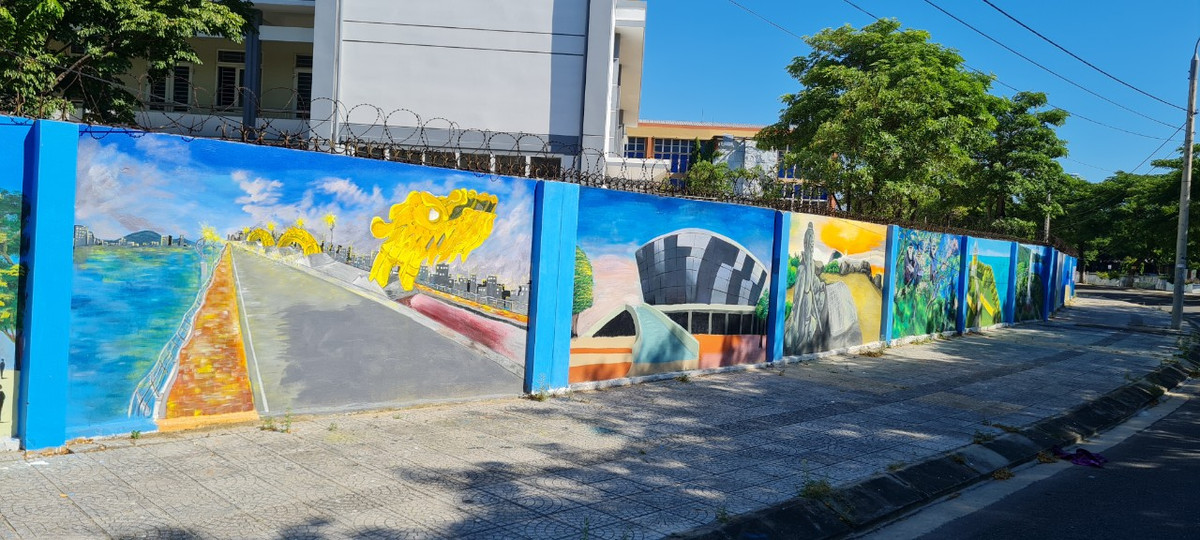 Cầu Rồng "phun mưa thổi lửa", với kiến trúc độc đáo, mới lạ, tạo nên nguồn cảm hứng đặc biệt về một thành phố đang chuyển mình mạnh mẽ, là biểu tượng mới của Đà Nẵng trong thời kỳ hội nhập và phát triển.