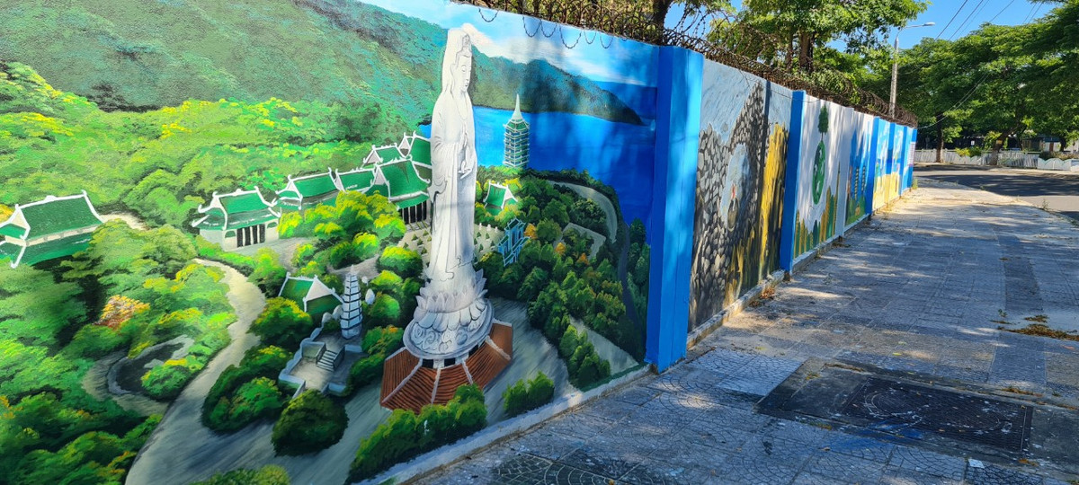 Khác với đường tranh bích họa Mân Thái, đường tranh bích họa mới mang chủ đề "Đà Nẵng xanh" quy tụ hầu hết các "biểu tượng" của mảnh đất Đà thành.