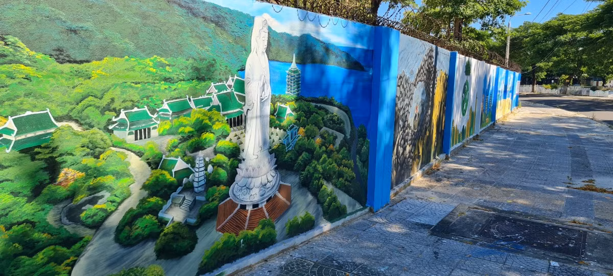 Khác với đường tranh bích họa Mân Thái, đường tranh bích họa mới mang chủ đề "Đà Nẵng xanh" quy tụ hầu hết các "biểu tượng" của mảnh đất Đà thành.