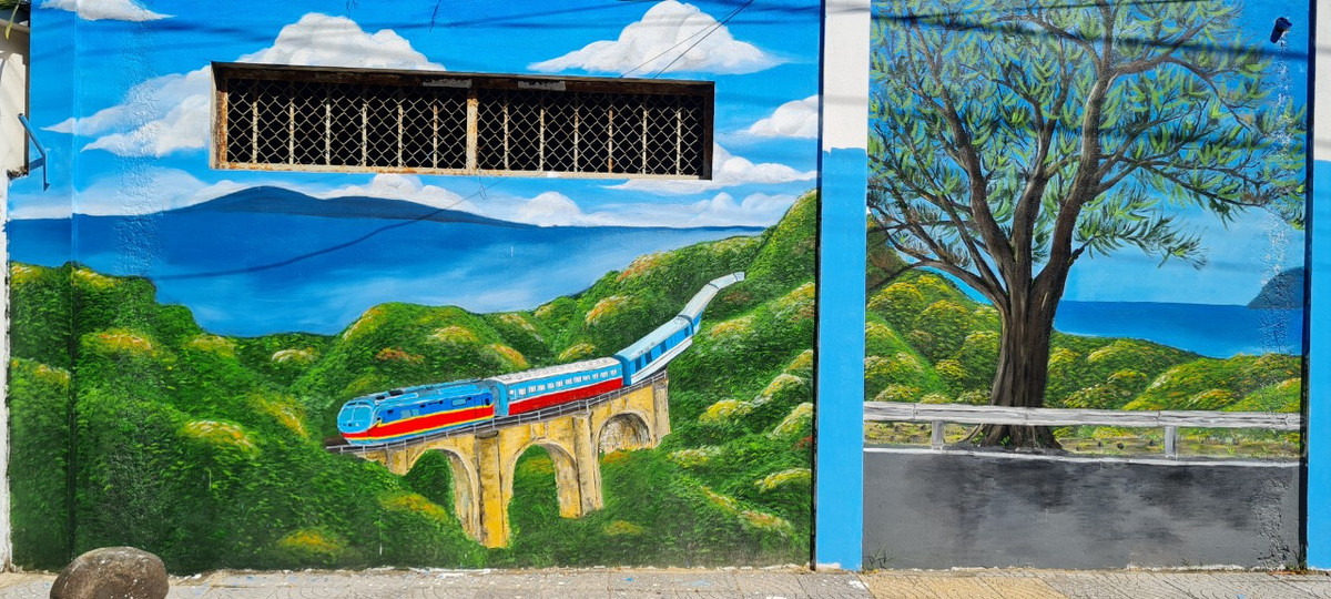 Vẻ đẹp kỳ thú trên cung đường sắt qua Đèo Hải Vân - một trong những cung đèo ven biển đẹp nhất thế giới, ranh giới giữa Đà Nẵng và Thừa Thiên Huế.