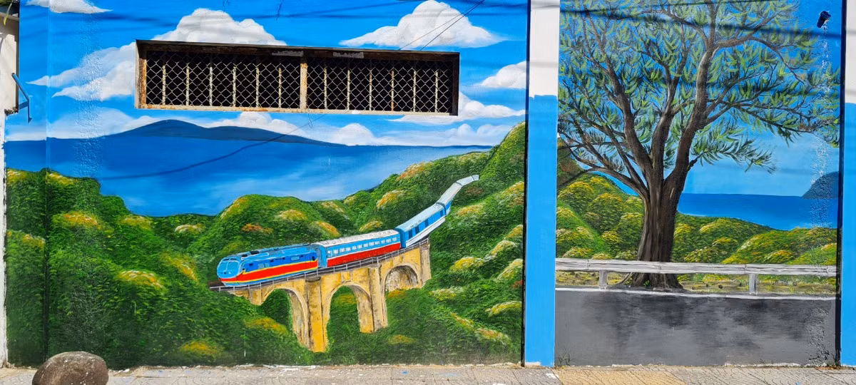 Vẻ đẹp kỳ thú trên cung đường sắt qua Đèo Hải Vân - một trong những cung đèo ven biển đẹp nhất thế giới, ranh giới giữa Đà Nẵng và Thừa Thiên Huế.