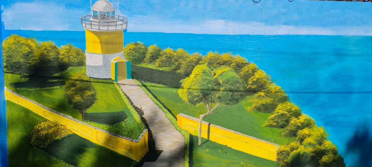 Bán đảo Sơn Trà - lá phổi xanh của thành phố là "nguồn cảm hứng" cho nhiều tác phẩm tại đường tranh, từ ngôi chùa Linh Ứng với tượng Phật Quan Thế Âm cao nhất Việt Nam đến ngọn hải đăng Sơn Trà - một trong những ngọn hải đăng cổ, là địa điểm sống ảo cực hot của giới trẻ.