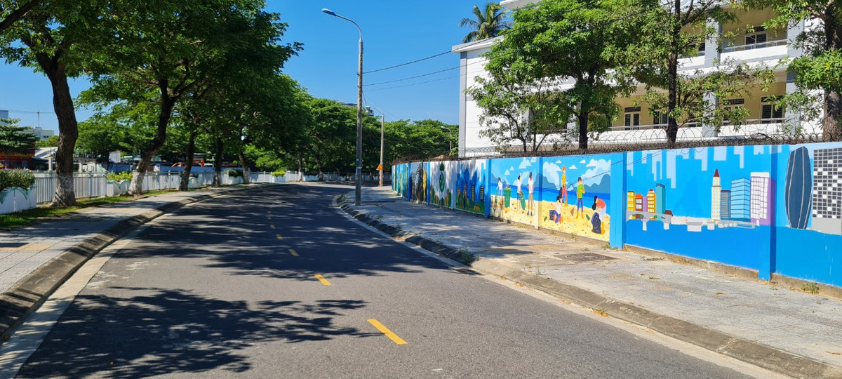 Những ngày này, nhiều người ngỡ ngàng khi đi ngang qua con đường Yên Khê 1, cạnh trường Đại học Thể dục Thể thao Đà Nẵng. Một đường tranh bích họa rực rỡ vừa xuất hiện...