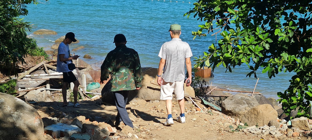 Cảnh nhếch nhác hoang tàn khiến nhiều du khách bất ngờ khi quay trở lại Sơn Trà.
