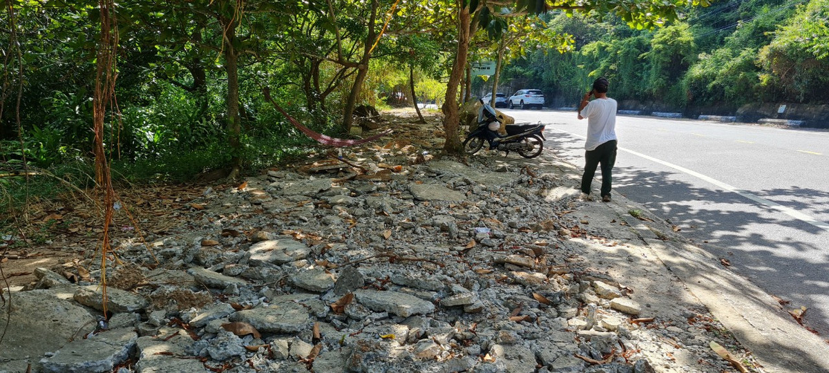 Tuy nhiên, thực tế sau hơn 1 tháng cưỡng chế loạt công trình trái phép tại đây là cảnh tượng ngổn ngang gạch đá, bê tông vỡ từ khu vực bãi đậu xe của các nhà hàng trước đây ...