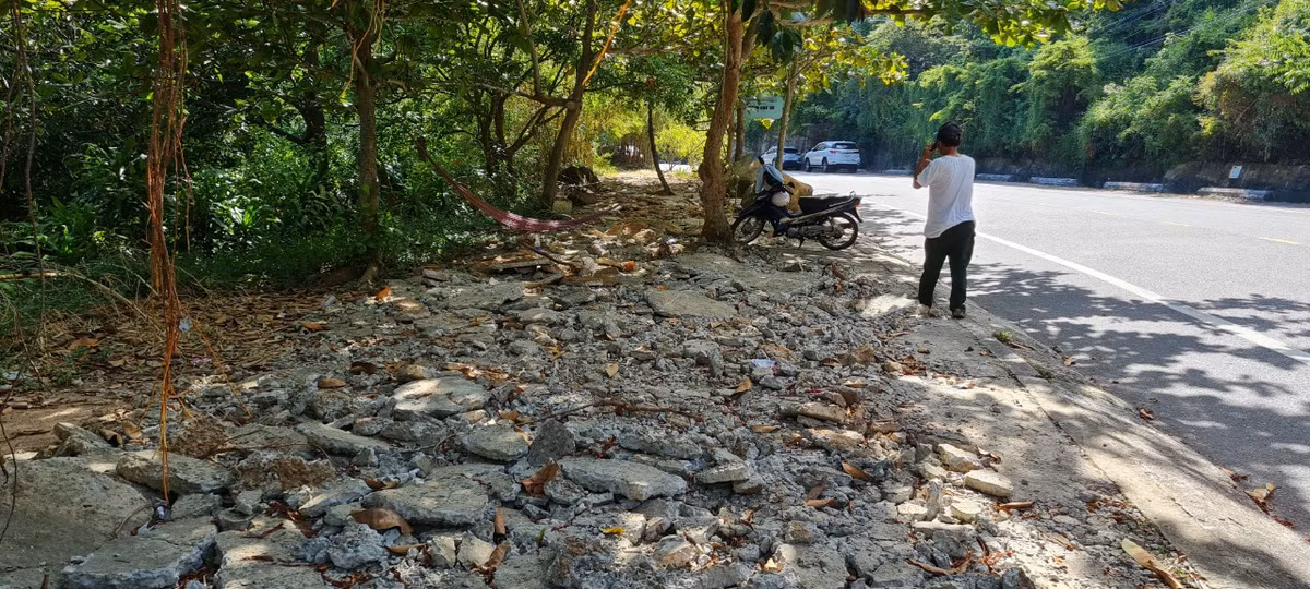 Tuy nhiên, thực tế sau hơn 1 tháng cưỡng chế loạt công trình trái phép tại đây là cảnh tượng ngổn ngang gạch đá, bê tông vỡ từ khu vực bãi đậu xe của các nhà hàng trước đây ...