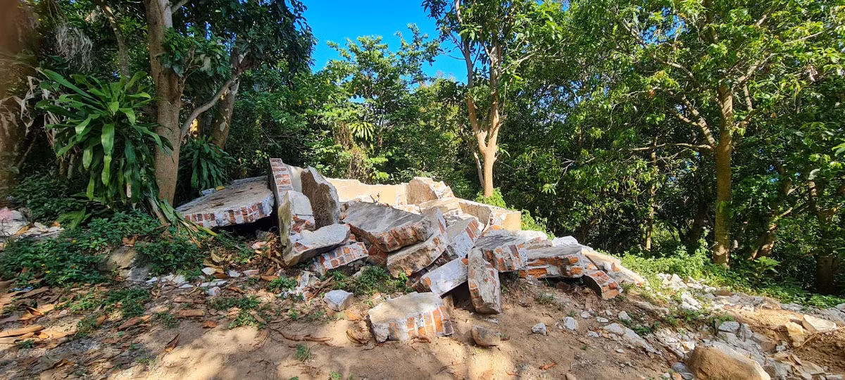 Bê tông được chất đống bên vệ đường sau khi các phương tiện được huy động để tháo dỡ các công trình này.