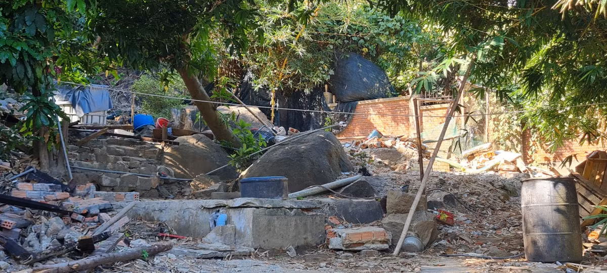 Giữa vẻ đẹp nguyên sơ của bán đảo Sơn Trà, hớp hồn biết bao du khách là khung cảnh gây "nhức mắt"...