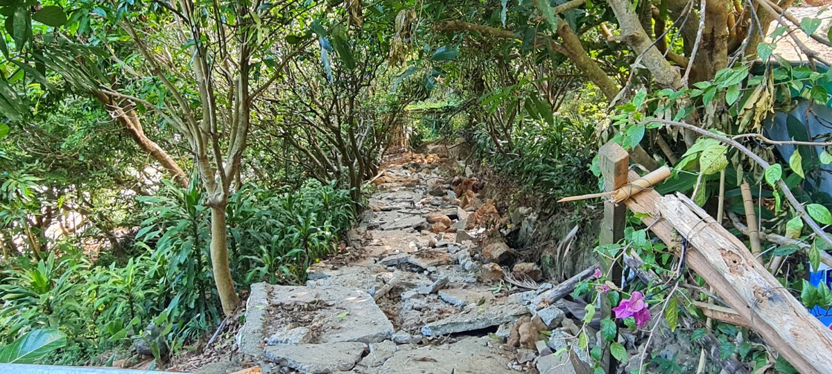 Ngổn ngang bê tông vỡ trên con đường nhỏ dẫn vào các nhà hàng, quán ăn xây dựng trái phép và bị tháo dỡ trước đó.