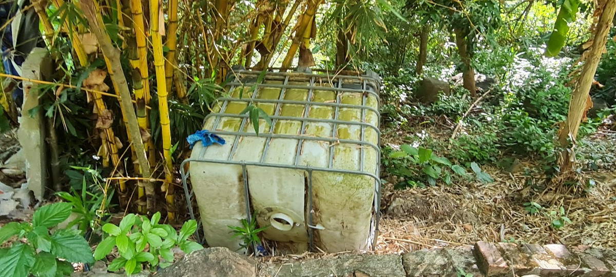 Nhiều vật dụng của các nhà hàng, quán ăn cũ bị vứt lăn lóc...