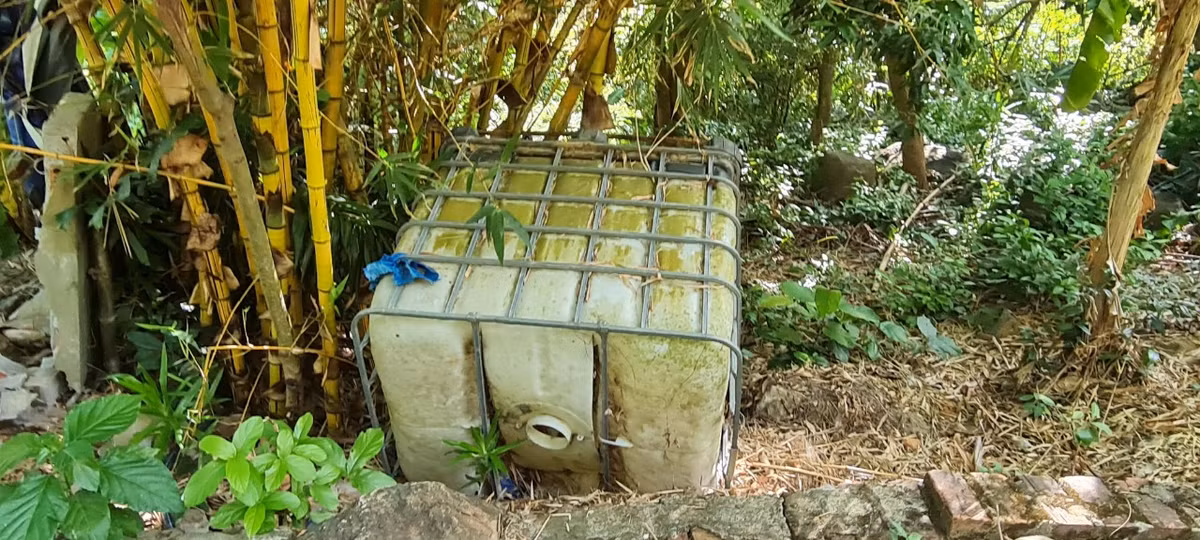 Nhiều vật dụng của các nhà hàng, quán ăn cũ bị vứt lăn lóc...