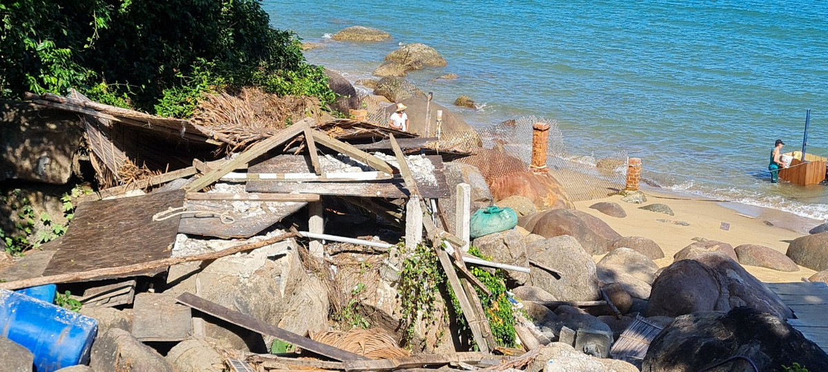 ...cho đến đống gỗ thải tháo dỡ từ các lán trại, lều tạm ngay cạnh bãi biển.