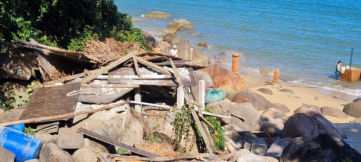 ...cho đến đống gỗ thải tháo dỡ từ các lán trại, lều tạm ngay cạnh bãi biển.