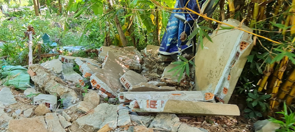 Lực lượng chức năng yêu cầu các hộ di dời, tháo dỡ công trình sai phép nhưng các hộ vi phạm không chấp hành, buộc chính quyền phải cưỡng chế để khôi phục lại hiện trạng ban đầu.