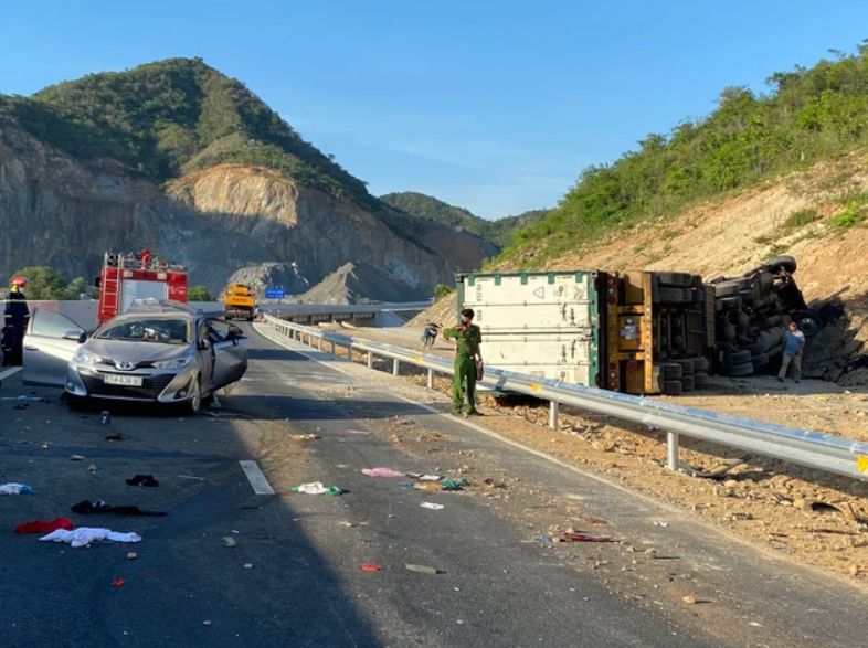 Vụ tai nạn vào rạng sáng 3/7 là vụ việc thứ 2 xảy ra trên tuyến cao tốc Cam Lâm – Nha Trang kể từ khi tuyến đường này đi vào hoạt động chính thức.
