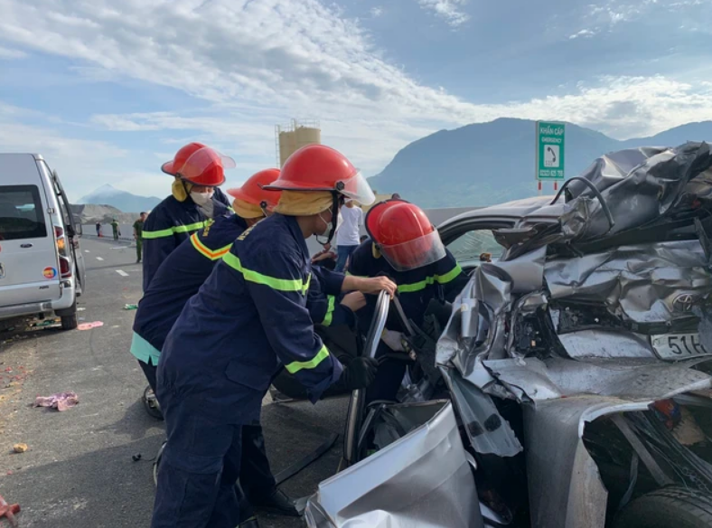 Tại hiện trường, xe con biến dạng hoàn toàn, xe container sau khi đâm phía sau xe con thì tiếp tục đâm vào lan can, lật nghiêng. Vụ tai nạn này cũng đã khiến 2 người tử vong.