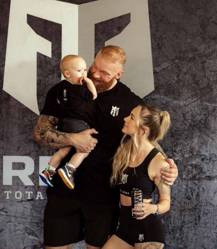 Dù nhỏ bé hơn nhiều so với chồng nhưng chính Kelsey là người thường xuyên đưa ra những lời khuyên, hướng dẫn giúp chồng tập luyện hiệu quả nhất.