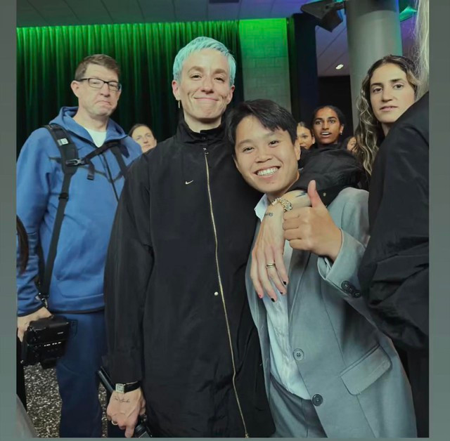 Cau thu tuyen Viet Nam thich thu chup anh cung Huyen thoai DT My