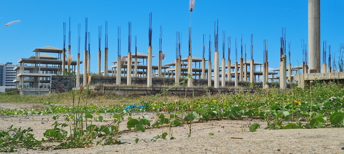 Thế nhưng, bất ngờ, gần 7 tháng sau ngày khởi công, tỉnh Quảng Nam có công văn yêu cầu các đơn vị tham mưu giải quyết việc thông báo chấm dứt hoạt động của dự án đầu tư Khu du lịch nghỉ dưỡng và sân gôn cao cấp Mai House Hội An.