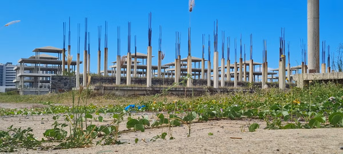 Thế nhưng, bất ngờ, gần 7 tháng sau ngày khởi công, tỉnh Quảng Nam có công văn yêu cầu các đơn vị tham mưu giải quyết việc thông báo chấm dứt hoạt động của dự án đầu tư Khu du lịch nghỉ dưỡng và sân gôn cao cấp Mai House Hội An.