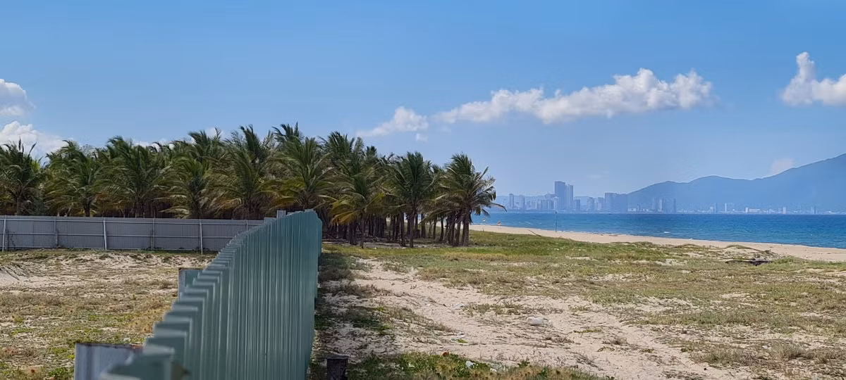 Khu du lịch nghỉ dưỡng và sân golf cao cấp Mai House Hội An, công trình kiến trúc lấy cảm hứng từ biểu tượng đèn lồng đặc trưng của phố cổ, nhìn từ biển trông như ngọn hải đăng, chỉ còn là bản thiết kế nằm trên giấy.