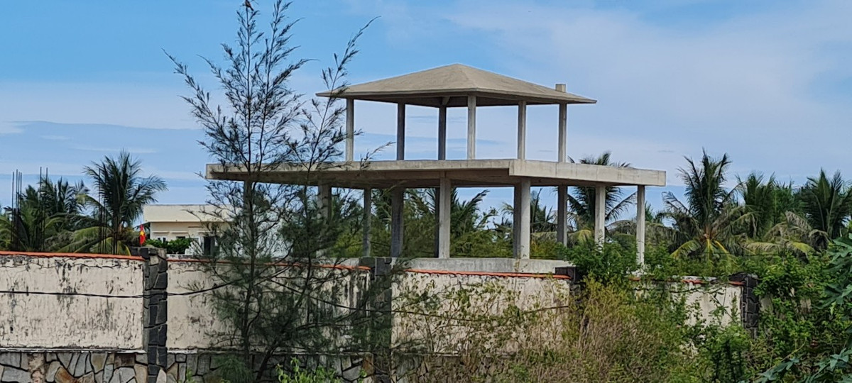 Mặt tiền dự án Mai House Hội An phía đường Lạc Long Quân được bao phủ bởi cỏ dại cao quá đầu.