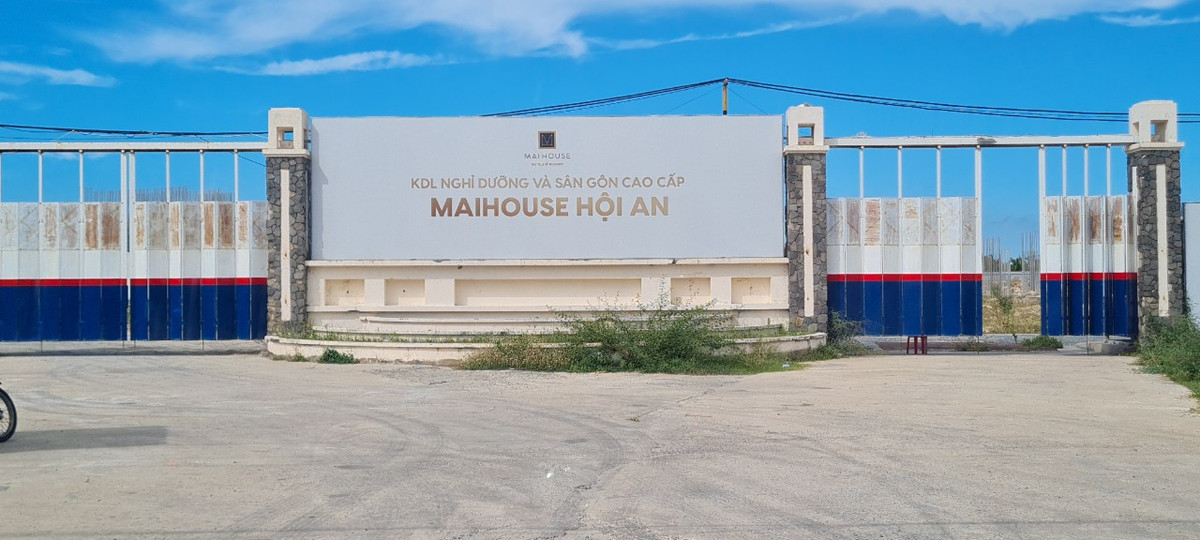 Bao quanh dự án là hàng rào tôn kín mít. Cổng vào dự án hé mở, bên ngoài có một bảo vệ trông coi.