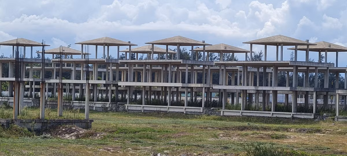 Phía sau hàng rào là một số các hạng mục vừa mới được xây thô.