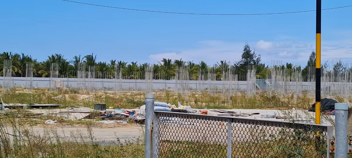 Khu du lịch nghỉ dưỡng và sân golf cao cấp Mai House Hội An từng được quy hoạch là dự án khu phức hợp căn hộ với hệ thống nhà hàng, khách sạn, trung tâm tổ chức sự kiện cao cấp bên bờ biển Quảng Nam.