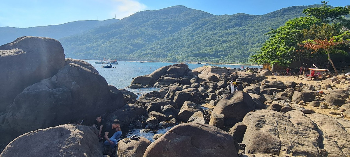 Hay dạo bước trên bãi đá hoang sơ, đắm mình trong không gian yên tĩnh của biển trời bao la, hòa trong tiếng sóng rì rào của biển cả cũng là một trải nghiệm thú vị với du khách.