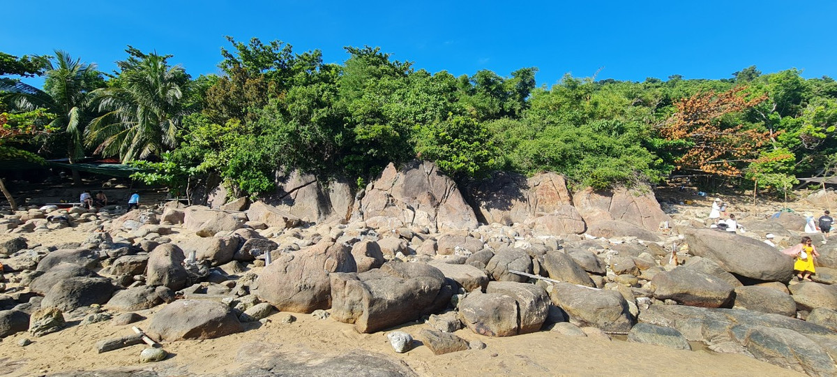 Không tấp nập, ồn ào như biển Mỹ Khê hay Bà Nà Hills, nét đẹp hoang sơ tại bãi đá Obama mang đến cho du khách cảm giác bình yên đến lạ.