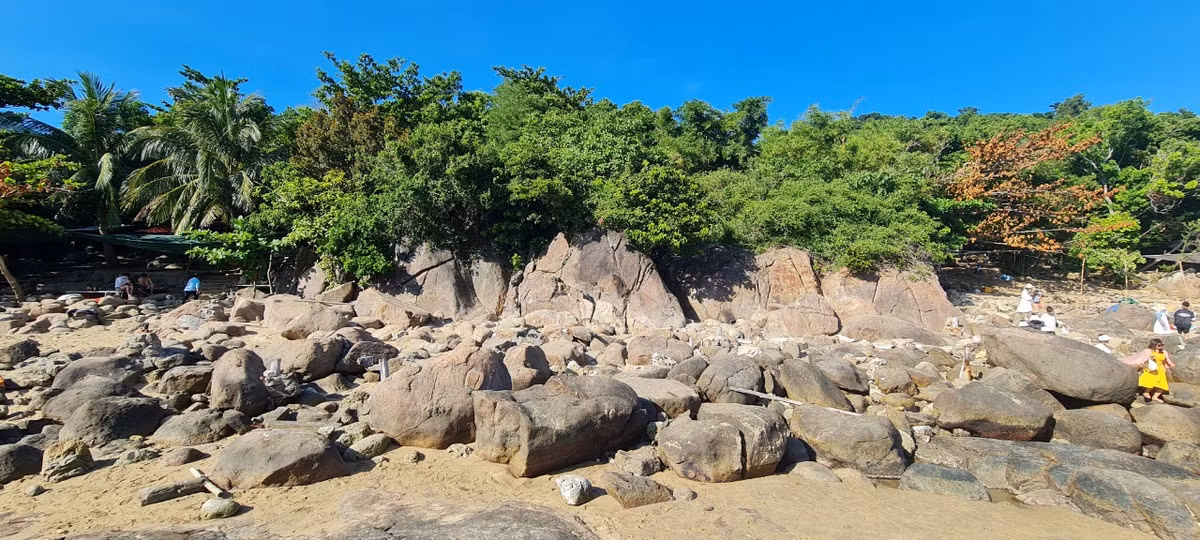 Không tấp nập, ồn ào như biển Mỹ Khê hay Bà Nà Hills, nét đẹp hoang sơ tại bãi đá Obama mang đến cho du khách cảm giác bình yên đến lạ.