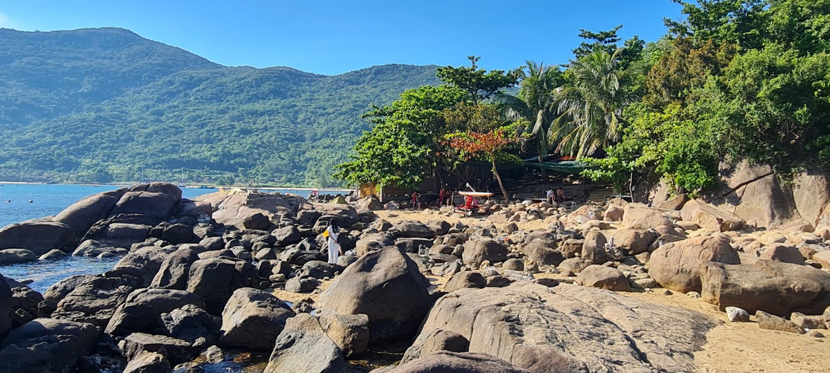 Với địa hình đúng như tên gọi, có rất nhiều tảng đá to nhỏ màu đen nằm xen kẽ, xếp chồng lên nhau tạo nên những góc cạnh rất lạ mắt.