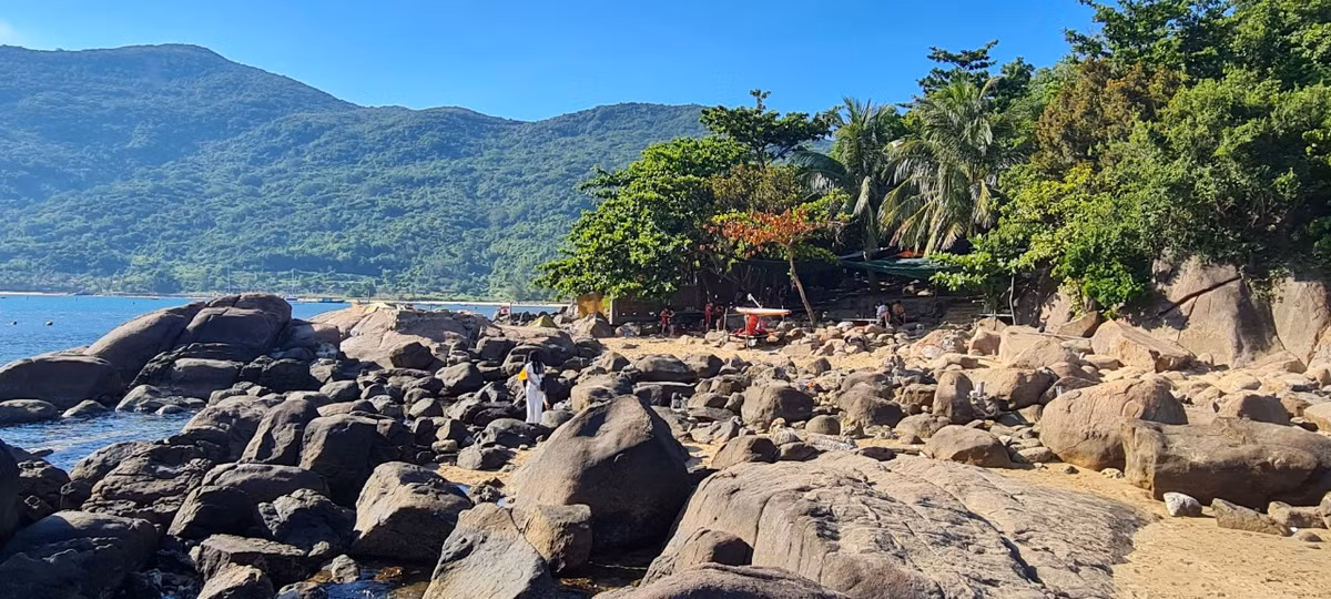 Với địa hình đúng như tên gọi, có rất nhiều tảng đá to nhỏ màu đen nằm xen kẽ, xếp chồng lên nhau tạo nên những góc cạnh rất lạ mắt.