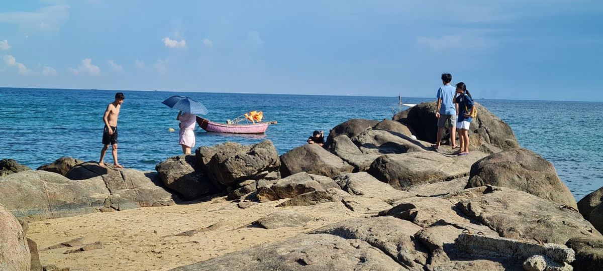 Vì sao gọi là bãi đá Obama? Có người đùa rằng có thể do vị tổng thống da màu Obama nổi tiếng của nước Mỹ đã đặt chân đến đây nên bãi đá Đà Nẵng mới có tên gọi như vậy.