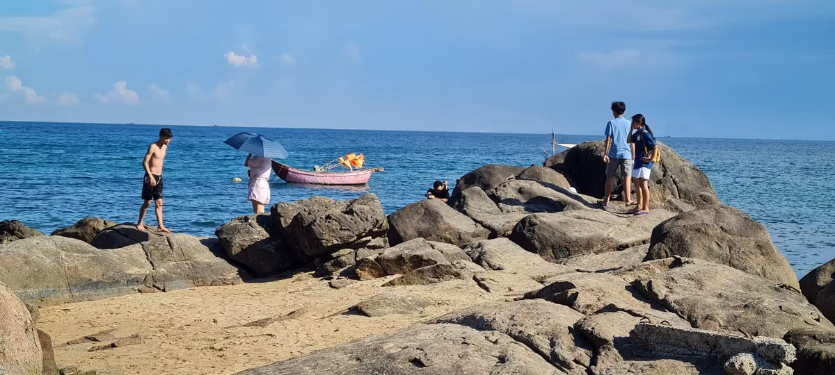 Vì sao gọi là bãi đá Obama? Có người đùa rằng có thể do vị tổng thống da màu Obama nổi tiếng của nước Mỹ đã đặt chân đến đây nên bãi đá Đà Nẵng mới có tên gọi như vậy.