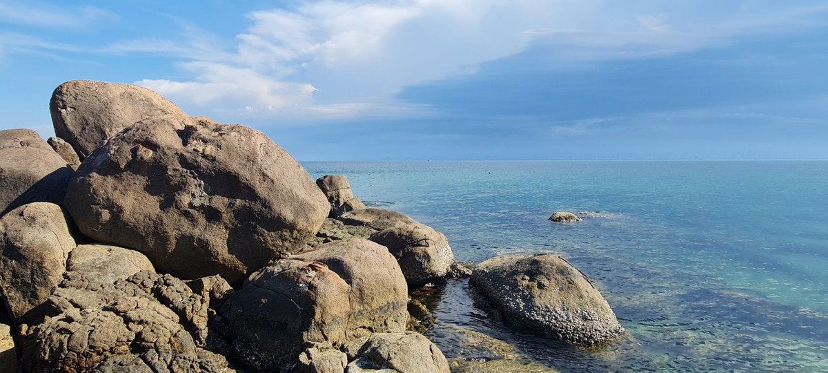 Theo người dân địa phương, cái tên Obama đã có từ rất lâu rồi, trước khi vị tổng thống của nước Mỹ lên nhận chức, bãi đá này đã có tên gọi đó. Tuy nhiên, nhờ sự trùng hợp này mà bãi đá Obama được du khách biết đến nhiều hơn.