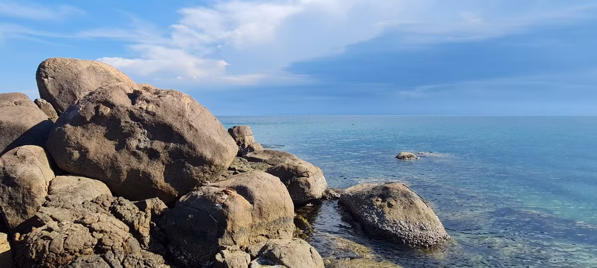 Theo người dân địa phương, cái tên Obama đã có từ rất lâu rồi, trước khi vị tổng thống của nước Mỹ lên nhận chức, bãi đá này đã có tên gọi đó. Tuy nhiên, nhờ sự trùng hợp này mà bãi đá Obama được du khách biết đến nhiều hơn.