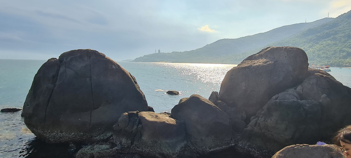 Lắng nghe tiếng sóng biển êm ái vỗ nhẹ từng cơn vào bờ, đập vào những tảng đá nằm chồng chất ngổn ngang trên mặt biển, tất cả mệt mỏi, muộn phiền đều tan biến.