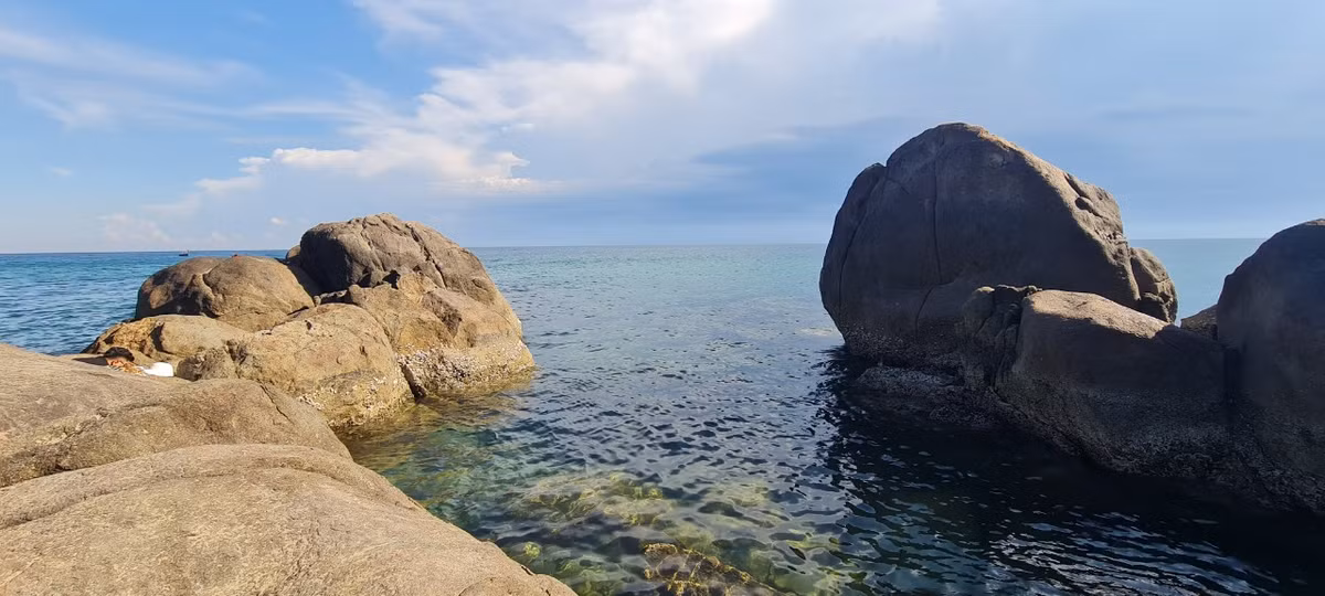 Đặc biệt, trong khu vực bãi đá có rất nhiều khoảng trống đẹp tựa hồ nước nhân tạo. Nước biển xanh ngắt một màu, có thể nhìn thấy cả những rạn san hô ẩn mình dưới đáy sâu.