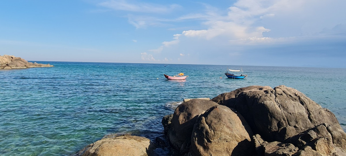 Lúc trước, bãi đá hoang sơ này chưa được "phát hiện" nên chỉ có người dân sống gần đó lui tới câu cá.