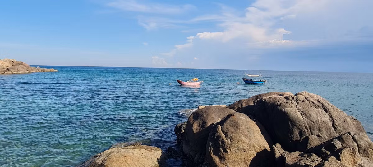 Lúc trước, bãi đá hoang sơ này chưa được "phát hiện" nên chỉ có người dân sống gần đó lui tới câu cá.