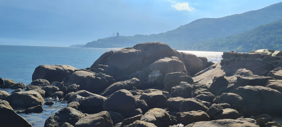 n hiện trong làn sương mờ ảo là Tượng Phật Quan Thế Âm trên chùa Linh Ứng Sơn Trà khiến du khách ngỡ như lạc vào chốn "bồng lai tiên cảnh".