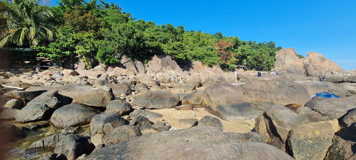  Bãi đá Obama nằm gần ngôi chùa Linh Ứng trên bán đảo Sơn Trà, là một trong những bãi đá đẹp ấn tượng và vẫn giữ được cảnh quan nguyên sơ.