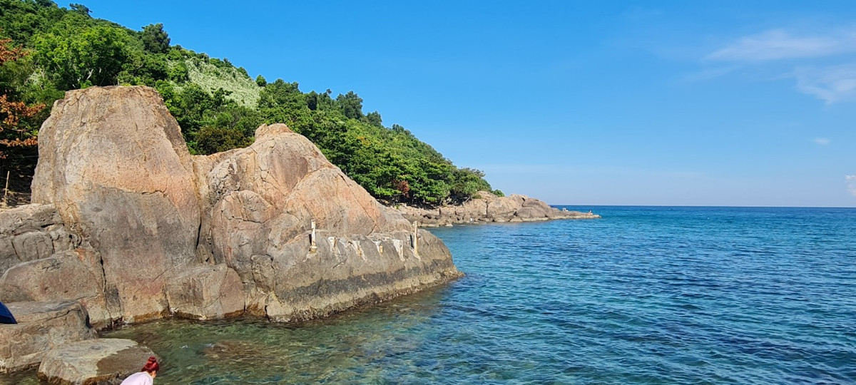 Những tảng đá với kích thước và hình dáng khác nhau nằm rải rác tạo thành một ma trận đá đồ sộ bao quanh vòng cung đại dương, tựa như một bờ đê vững chắc che chắn sóng cho nơi đây.