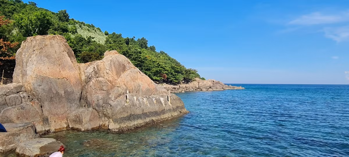 Những tảng đá với kích thước và hình dáng khác nhau nằm rải rác tạo thành một ma trận đá đồ sộ bao quanh vòng cung đại dương, tựa như một bờ đê vững chắc che chắn sóng cho nơi đây.