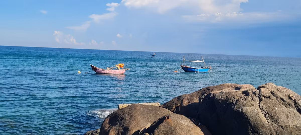 Được che chắn bởi những tảng đá lớn nên nước ở đây quanh năm trong xanh, sóng dịu nhẹ thích hợp để tắm biển.