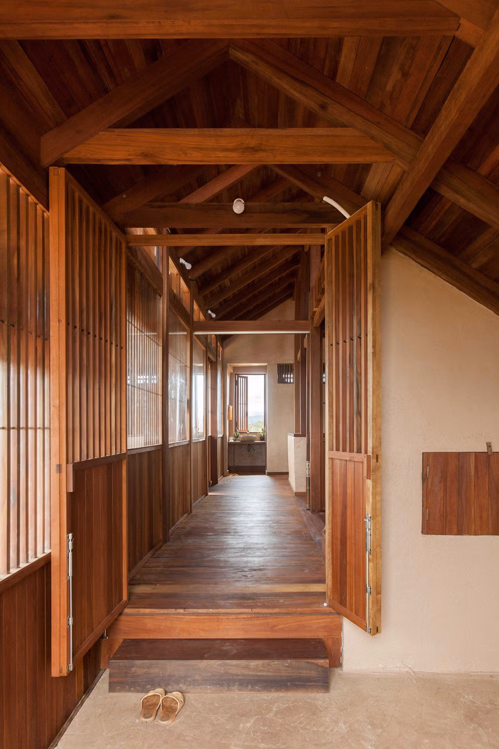 Lối đi trong nhà thông thoáng.